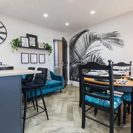 3a View, Beautifully Appointed In Roundhay, Sleeps Up To 6, Bedrooms With En Bathrooms, Ev Charging דירה *