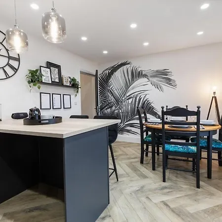 View: Elegant Roundhay With Ev Charging Apartment Leeds (West Yorkshire)