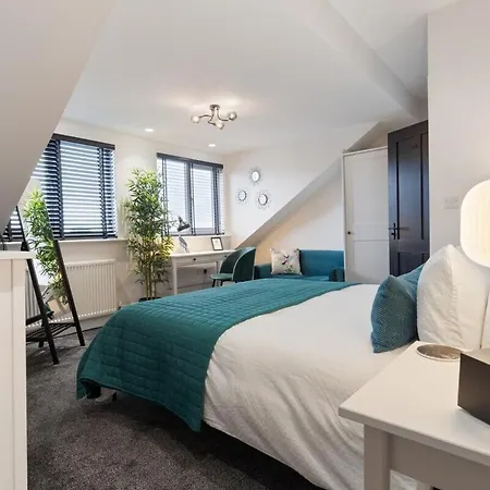 3a View, Beautifully Appointed In Roundhay, Sleeps Up To 6, Bedrooms With En Bathrooms, Ev Charging * לידס