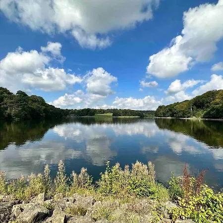 View: Elegant Roundhay With Ev Charging *