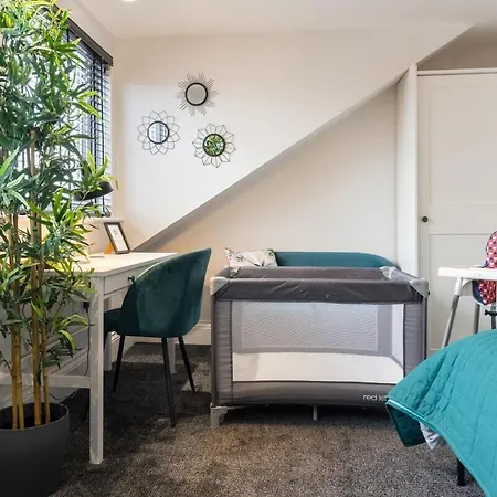 3a View, Beautifully Appointed In Roundhay, Sleeps Up To 6, Bedrooms With En Bathrooms, Ev Charging דירה