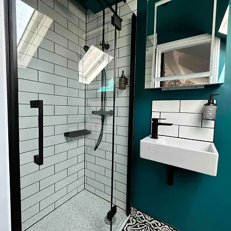 Apartment View: Elegant Roundhay With Ev Charging