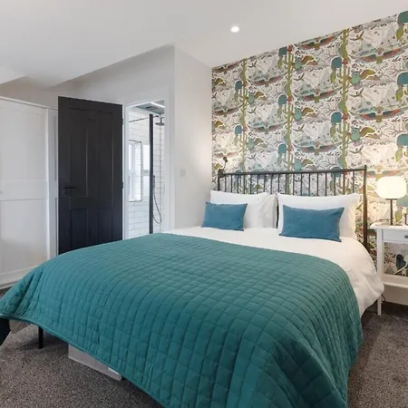 דירה 3a View, Beautifully Appointed In Roundhay, Sleeps Up To 6, Bedrooms With En Bathrooms, Ev Charging לידס