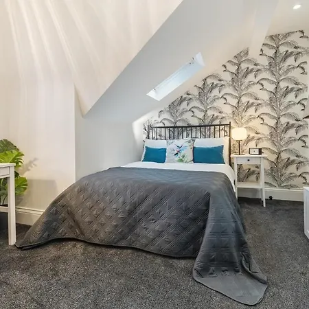 3a View, Beautifully Appointed In Roundhay, Sleeps Up To 6, Bedrooms With En Bathrooms, Ev Charging *