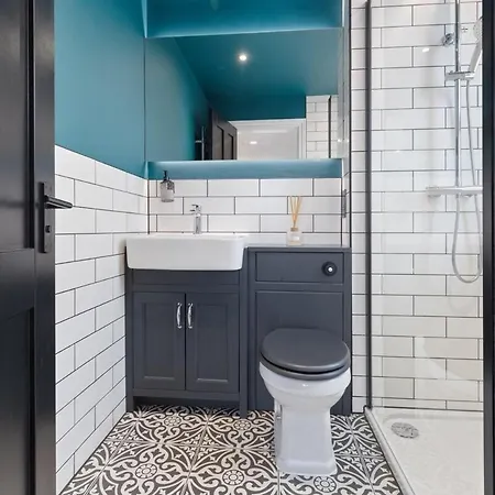 View: Elegant Roundhay With Ev Charging Apartment