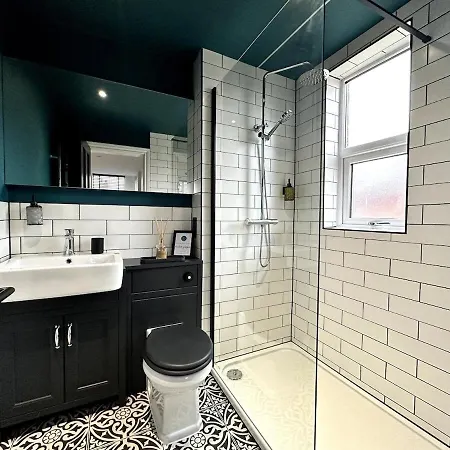 דירה 3a View, Beautifully Appointed In Roundhay, Sleeps Up To 6, Bedrooms With En Bathrooms, Ev Charging