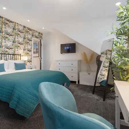 3a View, Beautifully Appointed In Roundhay, Sleeps Up To 6, Bedrooms With En Bathrooms, Ev Charging דירה *