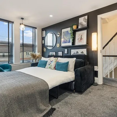 3a View, Beautifully Appointed In Roundhay, Sleeps Up To 6, Bedrooms With En Bathrooms, Ev Charging דירה לידס