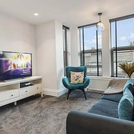 3a View, Beautifully Appointed In Roundhay, Sleeps Up To 6, Bedrooms With En Bathrooms, Ev Charging *