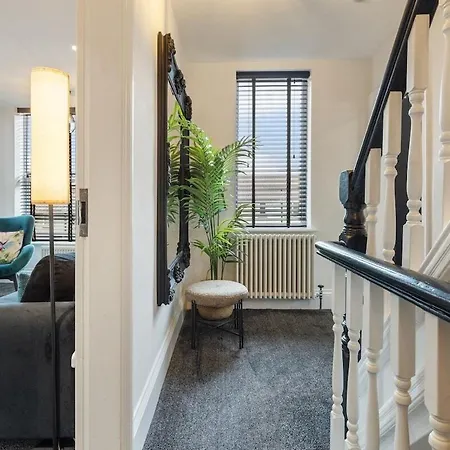 3a View, Beautifully Appointed In Roundhay, Sleeps Up To 6, Bedrooms With En Bathrooms, Ev Charging