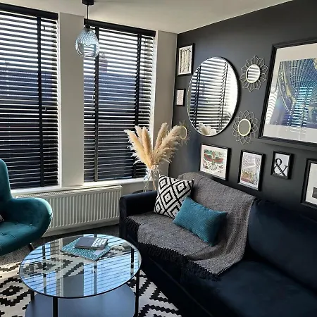 3a View, Beautifully Appointed In Roundhay, Sleeps Up To 6, Bedrooms With En Bathrooms, Ev Charging דירה