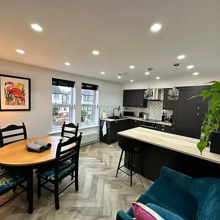 דירה 3a View, Beautifully Appointed In Roundhay, Sleeps Up To 6, Bedrooms With En Bathrooms, Ev Charging