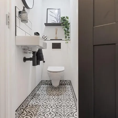 View: Elegant Roundhay With Ev Charging Apartment *