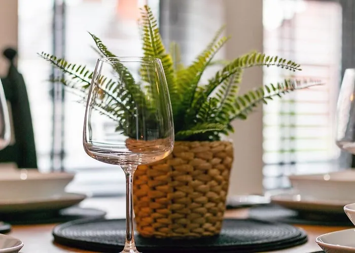 View: Elegant Roundhay With Ev Charging *