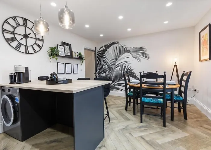 View: Elegant Roundhay With Ev Charging Apartment Leeds (West Yorkshire)