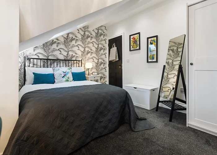 3a View, Beautifully Appointed In Roundhay, Sleeps Up To 6, Bedrooms With En Bathrooms, Ev Charging *