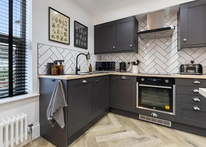 3a View, Beautifully Appointed In Roundhay, Sleeps Up To 6, Bedrooms With En Bathrooms, Ev Charging Leeds (West Yorkshire)