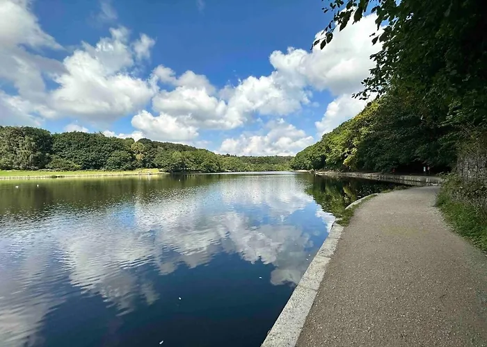 View: Elegant Roundhay With Ev Charging * Leeds (West Yorkshire)