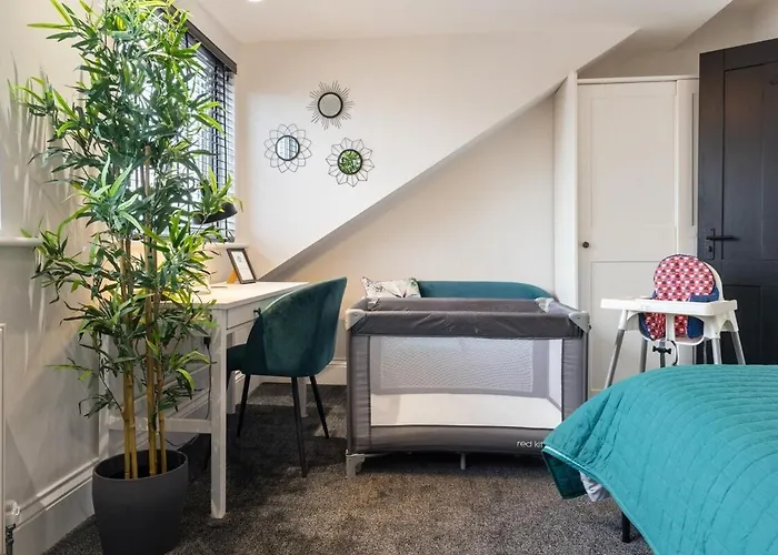 View: Elegant Roundhay With Ev Charging Apartment