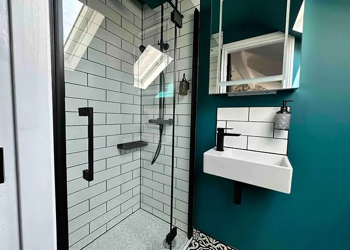 Apartment View: Elegant Roundhay With Ev Charging