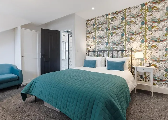 Apartment 3a View, Beautifully Appointed In Roundhay, Sleeps Up To 6, Bedrooms With En Bathrooms, Ev Charging Leeds (West Yorkshire)