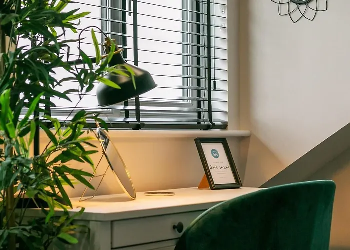 View: Elegant Roundhay With Ev Charging * Leeds (West Yorkshire)