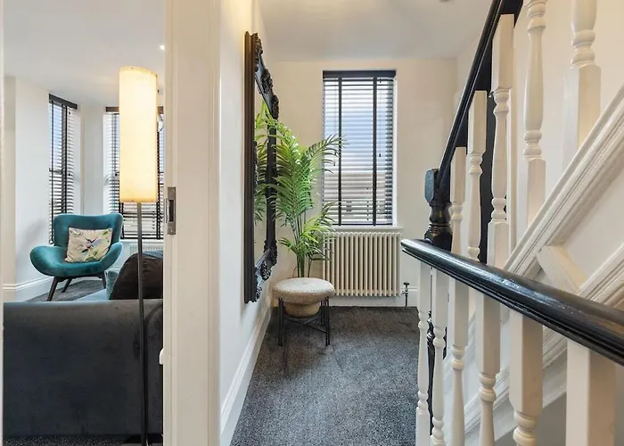 3a View, Beautifully Appointed In Roundhay, Sleeps Up To 6, Bedrooms With En Bathrooms, Ev Charging