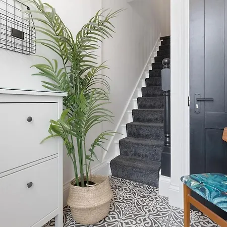 Διαμέρισμα 3a View, Beautifully Appointed In Roundhay, Sleeps Up To 6, Bedrooms With En Bathrooms, Ev Charging