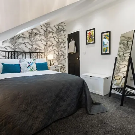 3a View, Beautifully Appointed In Roundhay, Sleeps Up To 6, Bedrooms With En Bathrooms, Ev Charging *