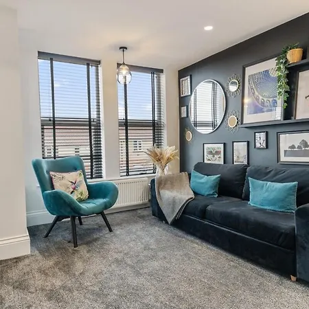 3a View, Beautifully Appointed In Roundhay, Sleeps Up To 6, Bedrooms With En Bathrooms, Ev Charging