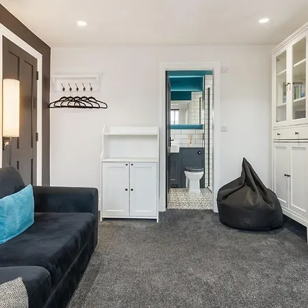 3a View, Beautifully Appointed In Roundhay, Sleeps Up To 6, Bedrooms With En Bathrooms, Ev Charging