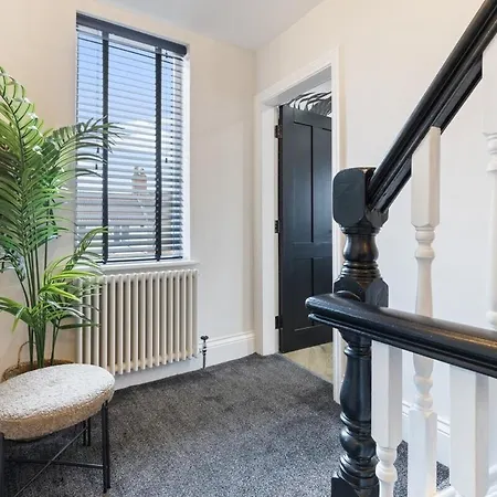 3a View, Beautifully Appointed In Roundhay, Sleeps Up To 6, Bedrooms With En Bathrooms, Ev Charging * Λιντς