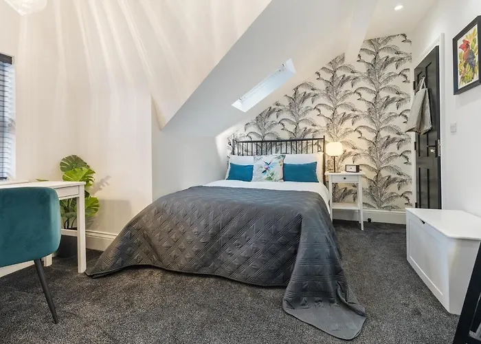 3a View, Beautifully Appointed In Roundhay, Sleeps Up To 6, Bedrooms With En Bathrooms, Ev Charging *