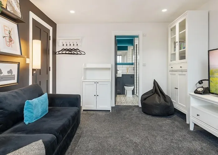 3a View, Beautifully Appointed In Roundhay, Sleeps Up To 6, Bedrooms With En Bathrooms, Ev Charging